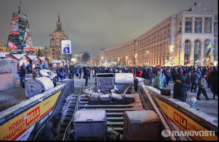 Внутренние войска штурмуют баррикады митингующих на Майдане (ФОТО/ВИДЕО)