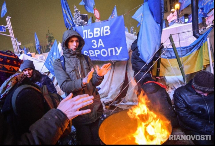 Внутренние войска штурмуют баррикады митингующих на Майдане (ФОТО/ВИДЕО)