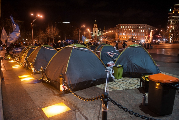 В каких условиях приходится находиться протестующим на Украине (ФОТОРЕПОРТАЖ)