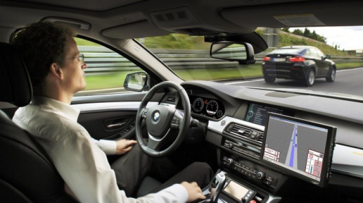 BMW заинтриговала «почти самоуправляемой» машиной