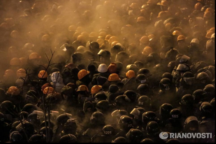 Внутренние войска штурмуют баррикады митингующих на Майдане (ФОТО/ВИДЕО)