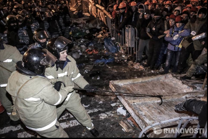 Внутренние войска штурмуют баррикады митингующих на Майдане (ФОТО/ВИДЕО)