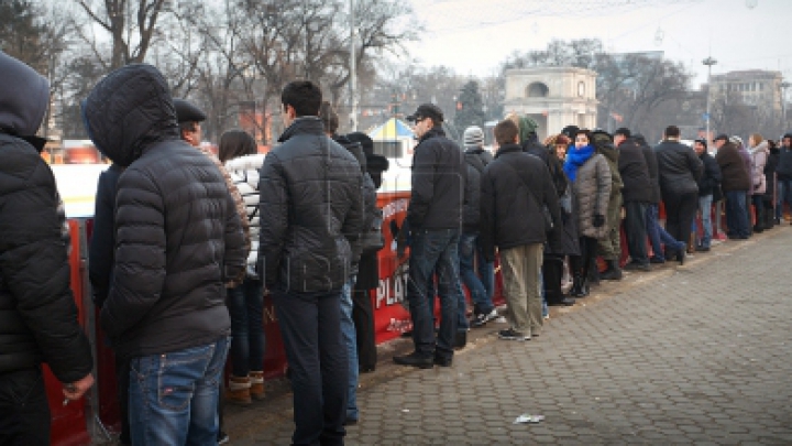 Каток в центре столицы приносит много радости и адреналина тем, кто решил встать на коньки (ФОТО)