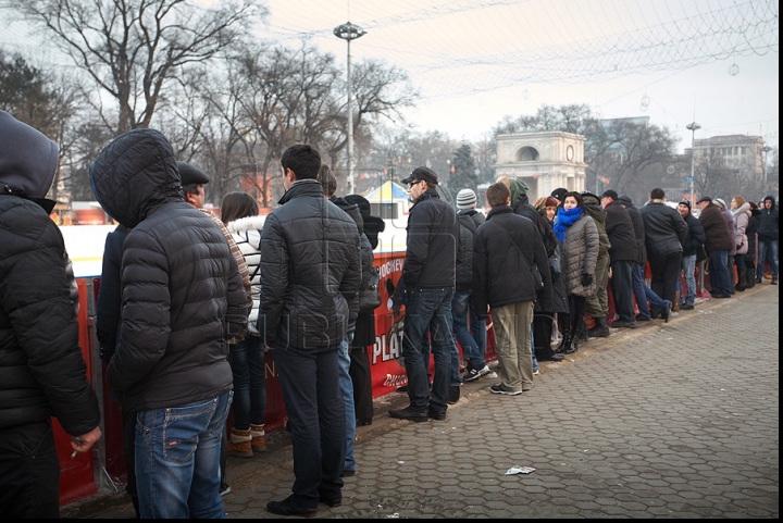 Каток в центре столицы приносит много радости и адреналина тем, кто решил встать на коньки (ФОТО)