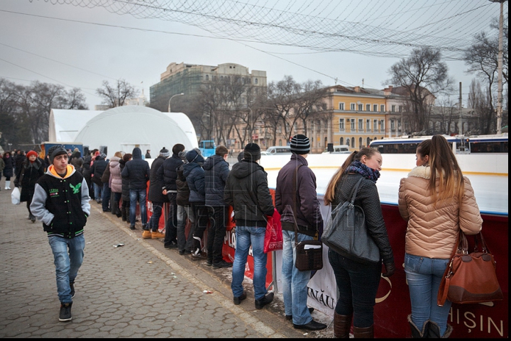 Каток в центре столицы приносит много радости и адреналина тем, кто решил встать на коньки (ФОТО)