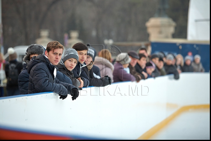 Каток в центре столицы приносит много радости и адреналина тем, кто решил встать на коньки (ФОТО)