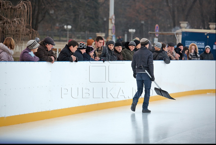 Каток в центре столицы приносит много радости и адреналина тем, кто решил встать на коньки (ФОТО)