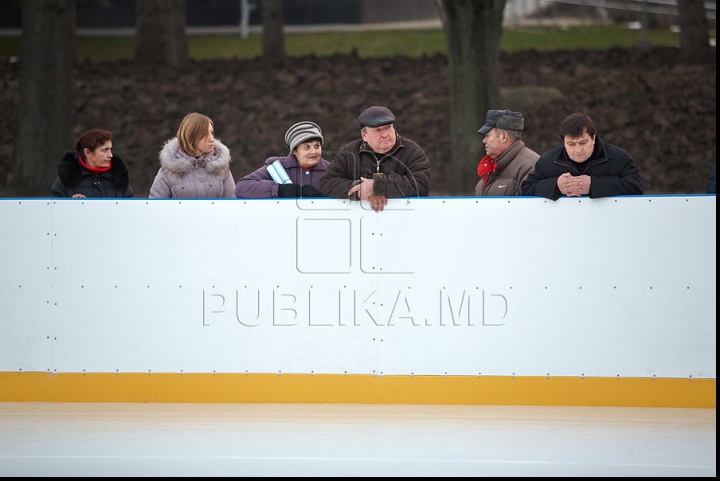 Каток в центре столицы приносит много радости и адреналина тем, кто решил встать на коньки (ФОТО)