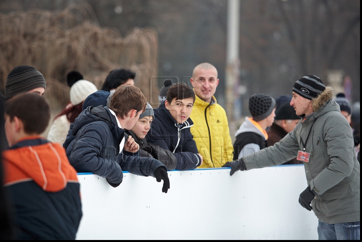 Каток в центре столицы приносит много радости и адреналина тем, кто решил встать на коньки (ФОТО)