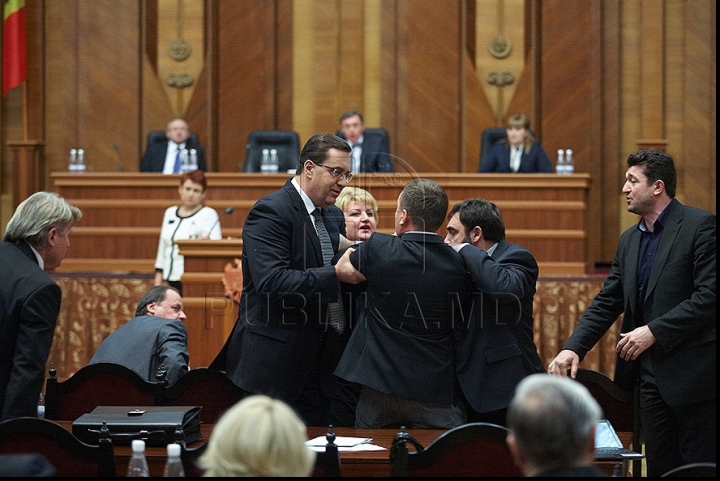 Как началась сегодняшняя потасовка в парламенте (ФОТОРЕПОРТАЖ)