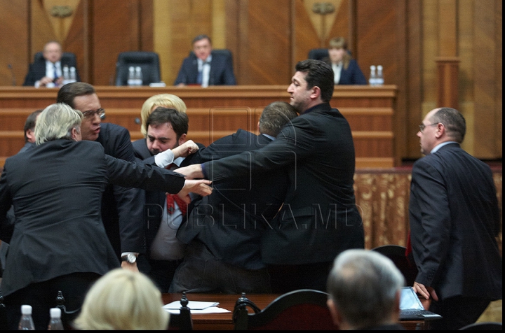 Как началась сегодняшняя потасовка в парламенте (ФОТОРЕПОРТАЖ)