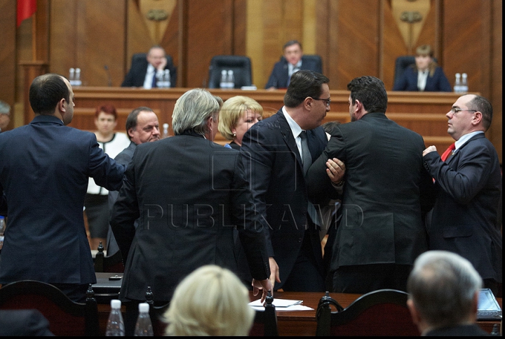 Как началась сегодняшняя потасовка в парламенте (ФОТОРЕПОРТАЖ)