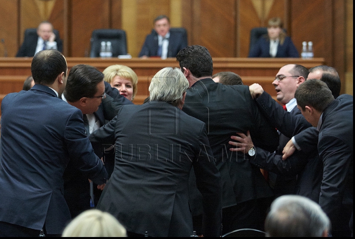 Как началась сегодняшняя потасовка в парламенте (ФОТОРЕПОРТАЖ)