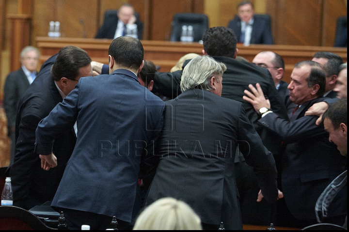 Как началась сегодняшняя потасовка в парламенте (ФОТОРЕПОРТАЖ)