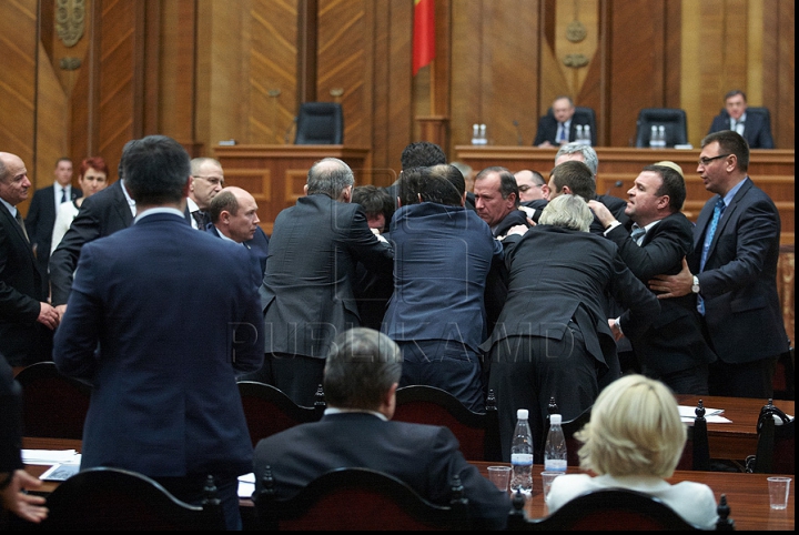 Как началась сегодняшняя потасовка в парламенте (ФОТОРЕПОРТАЖ)