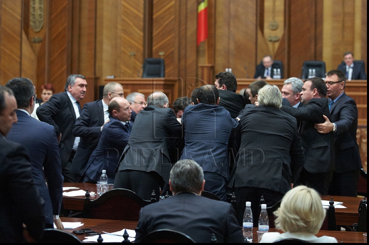 Как началась сегодняшняя потасовка в парламенте (ФОТОРЕПОРТАЖ)