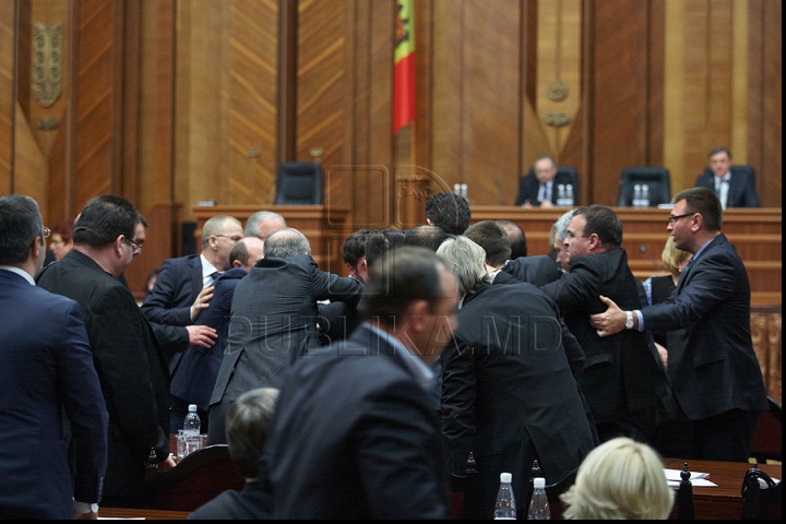 Как началась сегодняшняя потасовка в парламенте (ФОТОРЕПОРТАЖ)