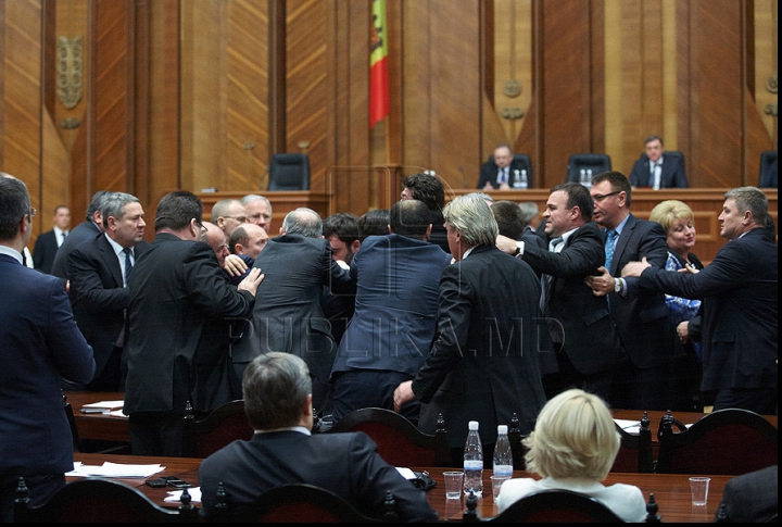 Как началась сегодняшняя потасовка в парламенте (ФОТОРЕПОРТАЖ)