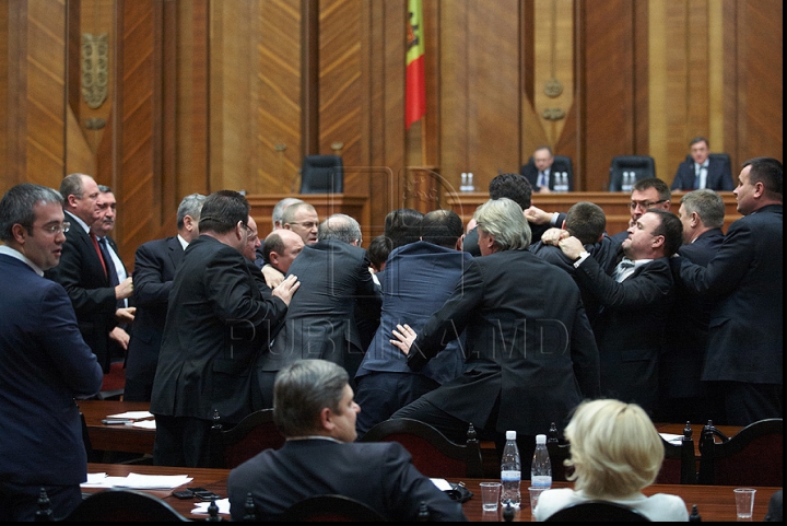 Как началась сегодняшняя потасовка в парламенте (ФОТОРЕПОРТАЖ)