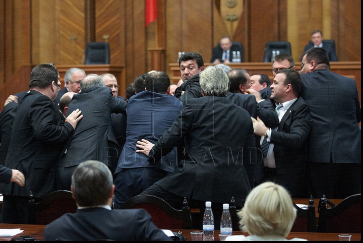 Как началась сегодняшняя потасовка в парламенте (ФОТОРЕПОРТАЖ)