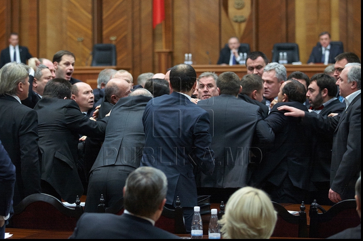 Как началась сегодняшняя потасовка в парламенте (ФОТОРЕПОРТАЖ)