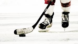 В столице из-за отсутствия катка в хоккей играют на замерзших водоемах