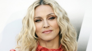 Мадонна не может передвигаться без помощи костылей (ФОТО)