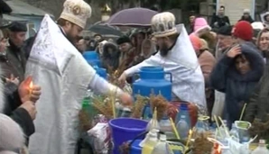 Сотни людей побывали в монастыре в Сахарне на богослужении и запаслись святой водой