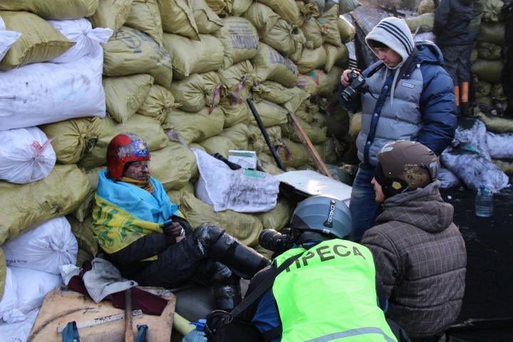 Беспорядки на Украине продолжаются: на крыше конгресс-центра найдены гильзы и патроны (ТЕКСТ ОНЛАЙН)