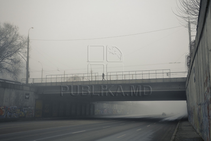 Туман спутал планы пассажиров аэропорта и стал проблемой для водителей (ФОТО/ВИДЕО)