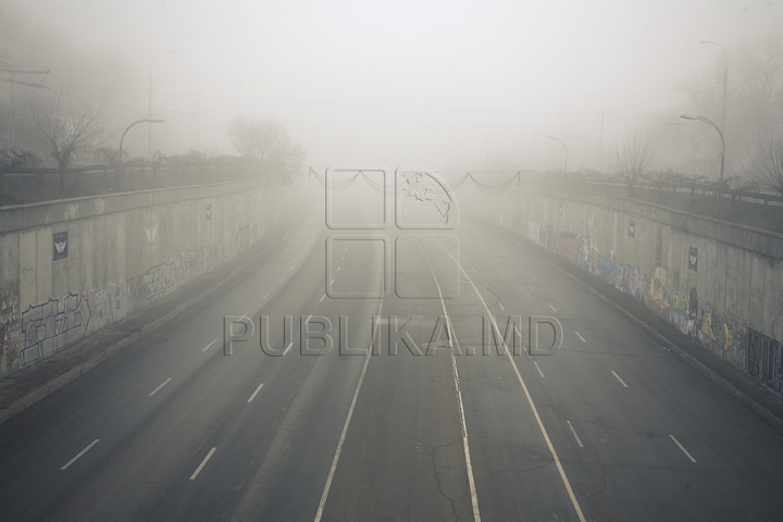 Туман спутал планы пассажиров аэропорта и стал проблемой для водителей (ФОТО/ВИДЕО)