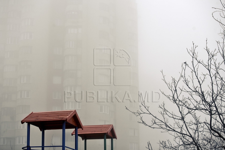Туман спутал планы пассажиров аэропорта и стал проблемой для водителей (ФОТО/ВИДЕО)