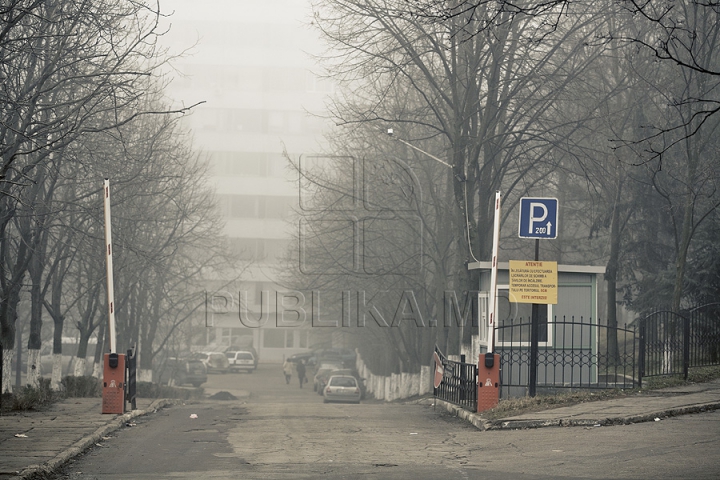 Туман спутал планы пассажиров аэропорта и стал проблемой для водителей (ФОТО/ВИДЕО)