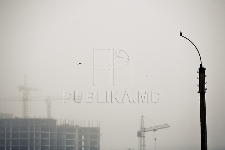 Туман спутал планы пассажиров аэропорта и стал проблемой для водителей (ФОТО/ВИДЕО)