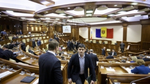 Первое заседание парламента весенне-летней сессии в фотографиях