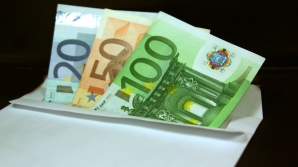 Курс евро упал после валютных интервенций НБМ 