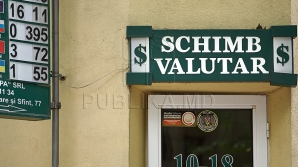 Курсы евро и доллара продолжают стремительно расти