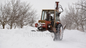 Дрифт на тракторе по румынским сугробам (ВИДЕО)