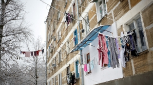 В столице полуторагодовалый ребёнок оказался в больнице после падения с крыши снега