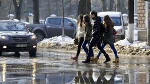 Горожане жалуются на грязь на улицах и в общественном транспорте 