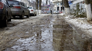 Лужи и слякоть на столичных улицах создают проблемы как водителям, так и пешеходам