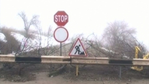 На трассе Бессарабка - Чадыр-Лунга за два дня оползень уничтожил 25 метров дороги