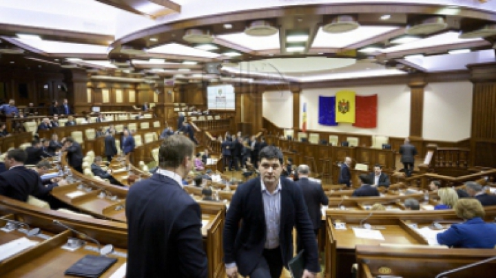 Первое заседание парламента весенне-летней сессии в фотографиях