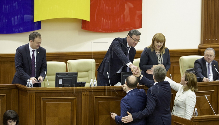 Первое заседание парламента весенне-летней сессии в фотографиях