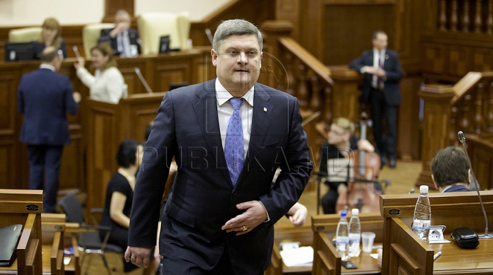 Первое заседание парламента весенне-летней сессии в фотографиях