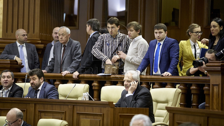 Первое заседание парламента весенне-летней сессии в фотографиях