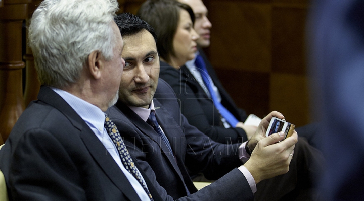 Первое заседание парламента весенне-летней сессии в фотографиях