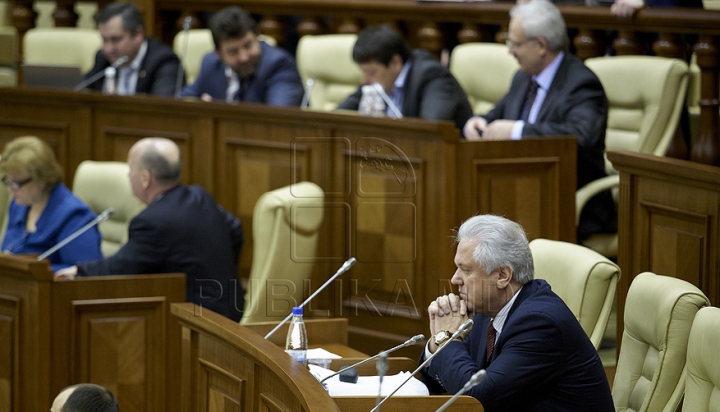 Первое заседание парламента весенне-летней сессии в фотографиях