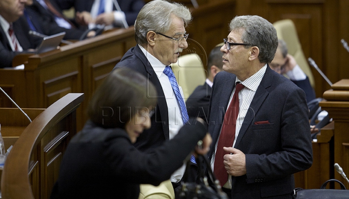 Первое заседание парламента весенне-летней сессии в фотографиях