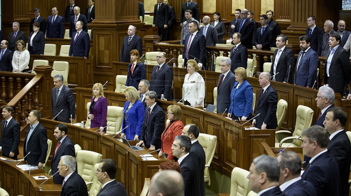 Первое заседание парламента весенне-летней сессии в фотографиях